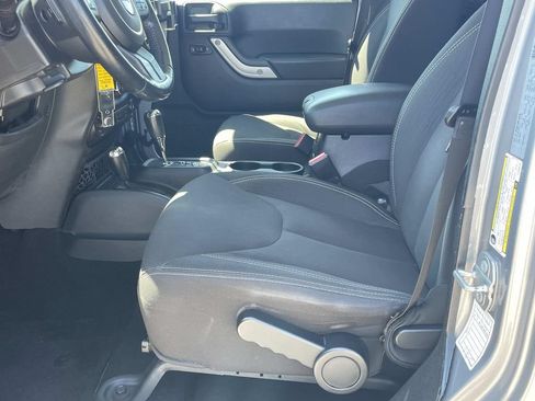 Used 2018 Jeep Wrangler Unlimited Sahara AWD/4WD image 15