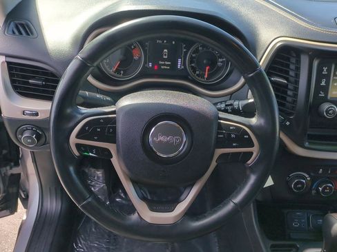 Used 2018 Jeep Cherokee Latitude w/ Altitude Package image 11