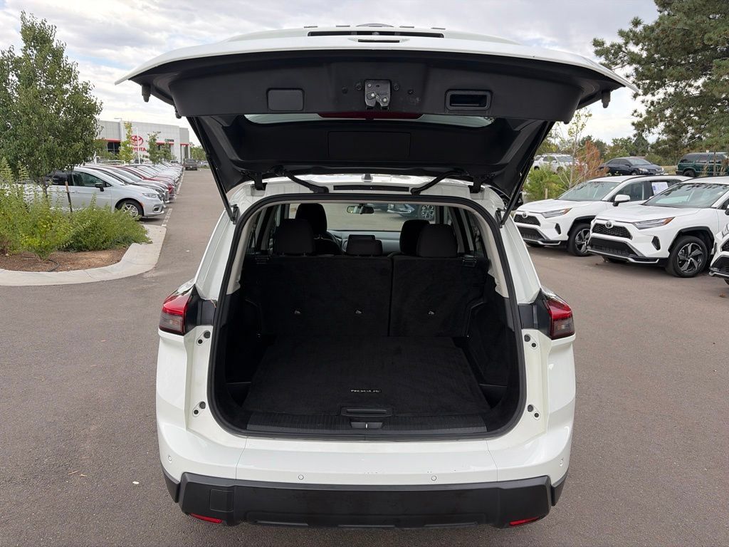Used 2024 Nissan Rogue S AWD/4WD image 16
