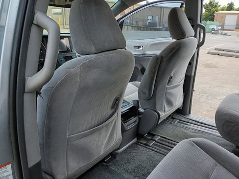 Used 2017 Toyota Sienna LE image 11