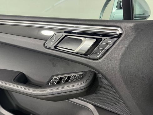 Certified 2025 Porsche Macan AWD/4WD image 20