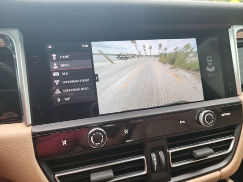 Used 2023 Porsche Macan image 18