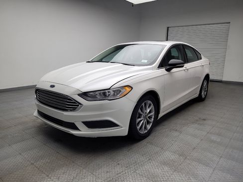 Used 2017 Ford Fusion SE w/ Fusion SE Technology Package FWD image 2