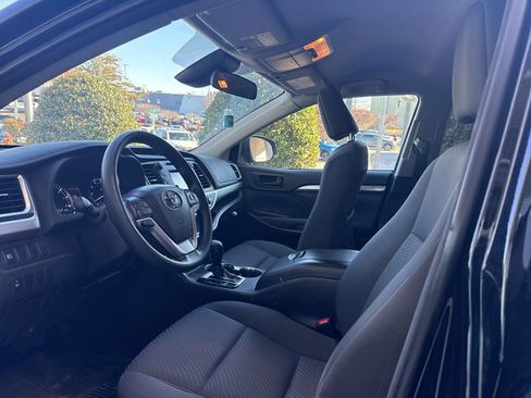 Used 2018 Toyota Highlander LE image 11