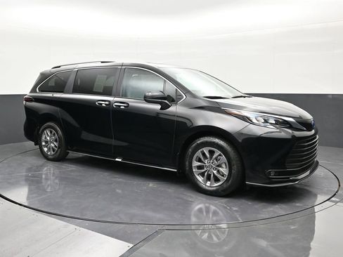 Used 2025 Toyota Sienna XLE w/ XLE Plus Package image 7