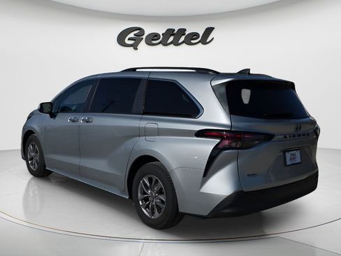 Used 2023 Toyota Sienna XLE image 6