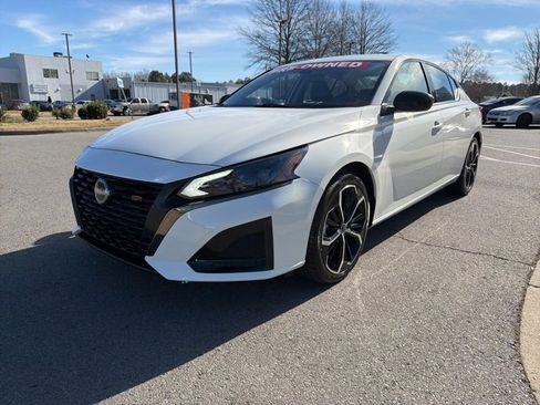 Used 2025 Nissan Altima 2.5 SR image 3