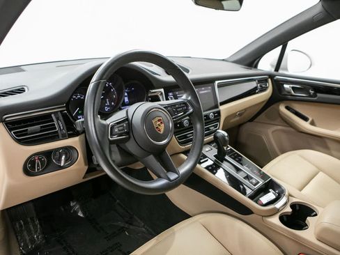 Certified 2024 Porsche Macan AWD/4WD image 4