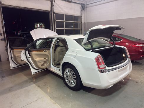 Used 2014 Chrysler 300 C w/ Harman/Kardon Audio Group AWD/4WD image 10