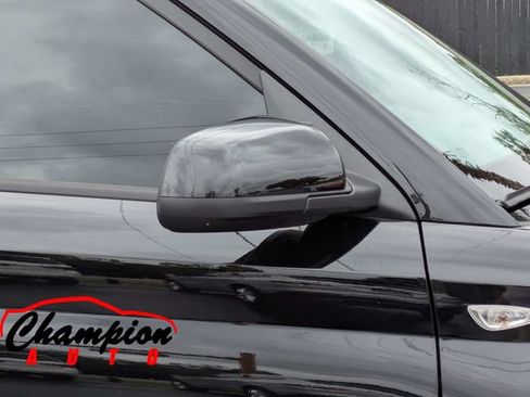 Used 2022 Hyundai Venue SEL FWD image 12