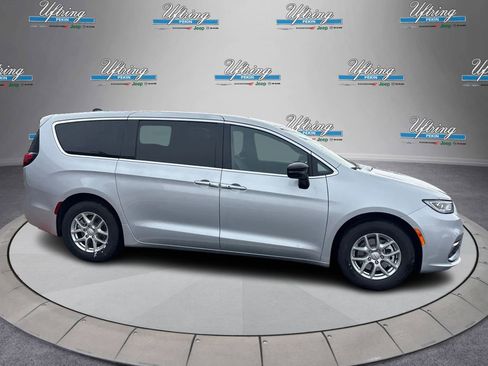 New 2026 Chrysler Pacifica Select image 2