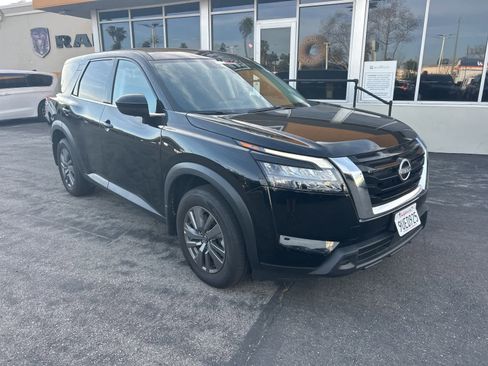 Used 2025 Nissan Pathfinder S image 9