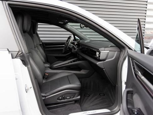 Used 2025 Porsche Macan Electric image 32