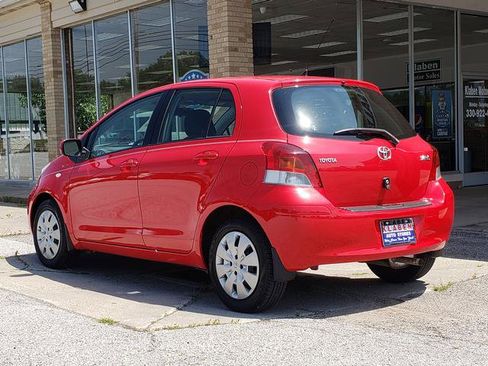 Used 2010 Toyota Yaris 4-Door Hatchback FWD image 3