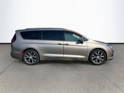 Used 2017 Chrysler Pacifica Limited w/ Advanced Safetytec Group FWD image 8