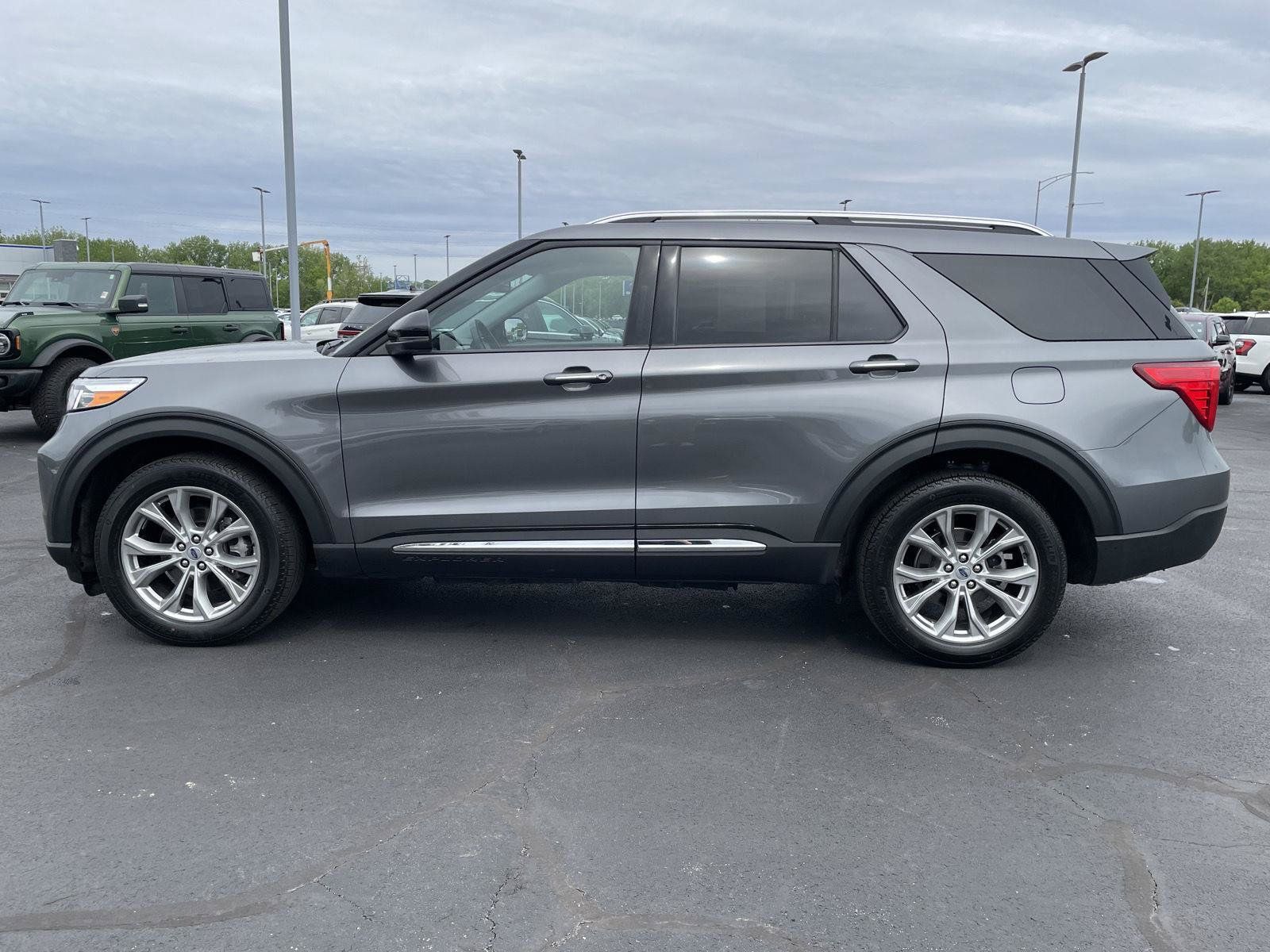 Used 2024 Ford Explorer Limited w/ Equipment Group 301A AWD/4WD image 2