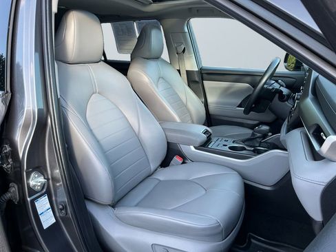 Used 2022 Toyota Highlander XLE AWD/4WD image 16