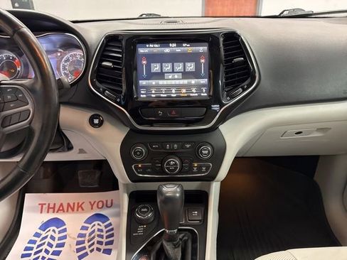 Used 2019 Jeep Cherokee Limited image 32