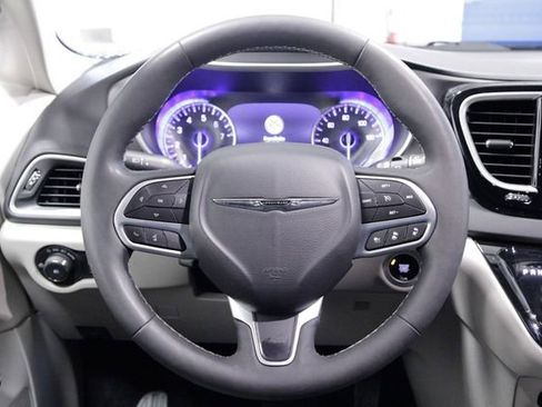 Used 2024 Chrysler Pacifica Touring-L image 15