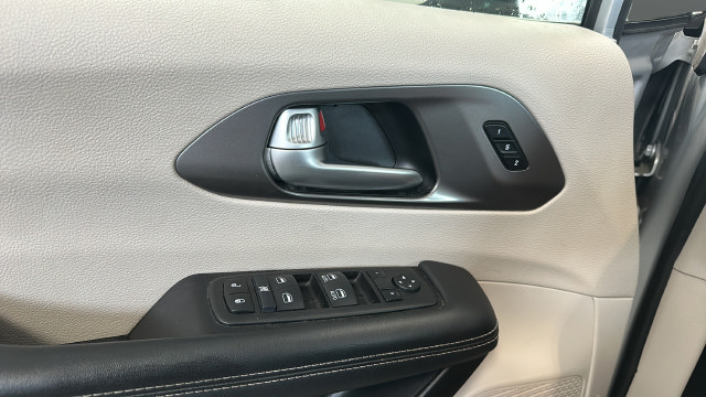Used 2024 Chrysler Pacifica Limited FWD image 20