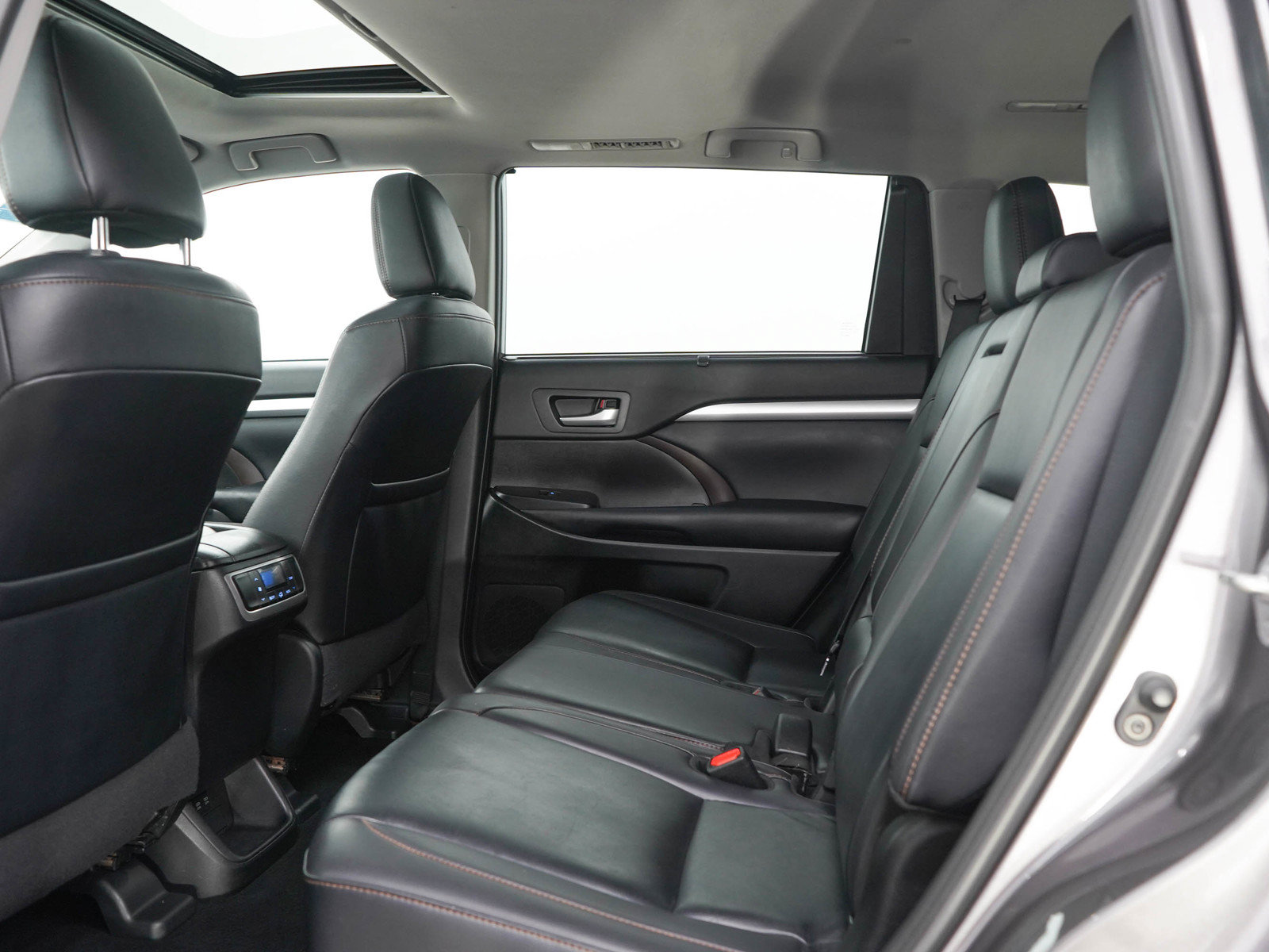 Used 2019 Toyota Highlander XLE AWD/4WD image 16