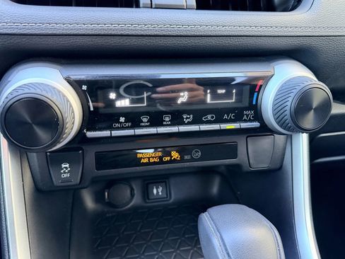 Used 2019 Toyota RAV4 LE image 11