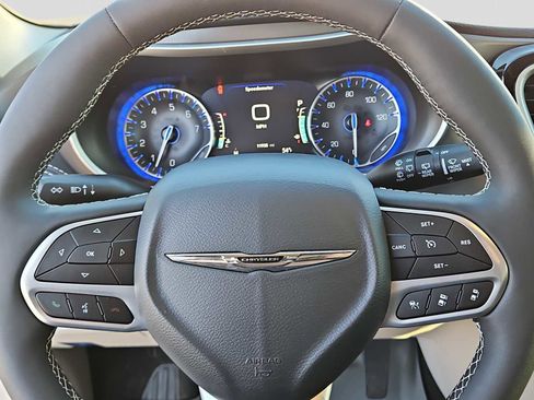 Used 2024 Chrysler Pacifica Touring-L image 19