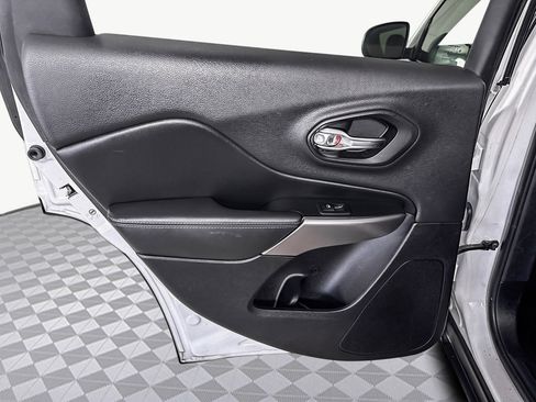 Used 2019 Jeep Cherokee Latitude Plus image 26