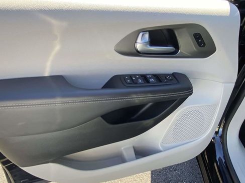Used 2024 Chrysler Pacifica Touring-L FWD image 16