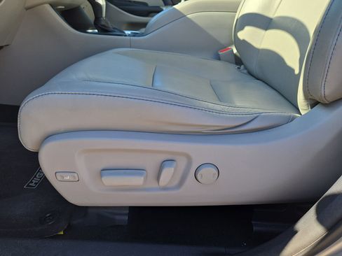 Used 2017 Toyota Highlander XLE FWD image 17