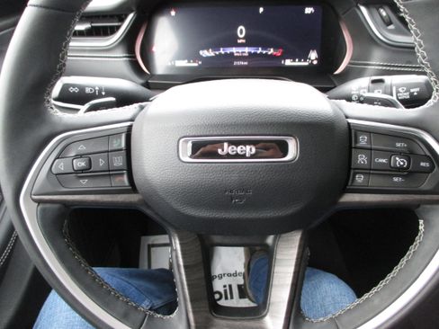 Used 2023 Jeep Grand Cherokee Limited w/ Black Appearance Package image 26