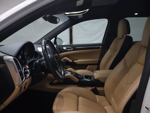 Used 2018 Porsche Cayenne w/ Premium Package AWD/4WD image 16