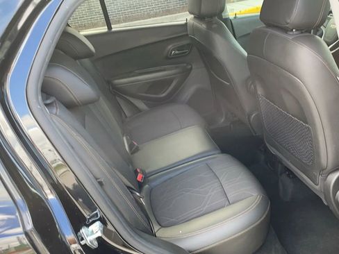 Used 2021 Chevrolet Trax LT w/ LT Convenience Package FWD image 8
