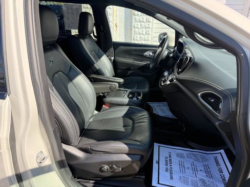 Used 2021 Chrysler Pacifica Touring-L w/ Uconnect Theater Family Group FWD image 17