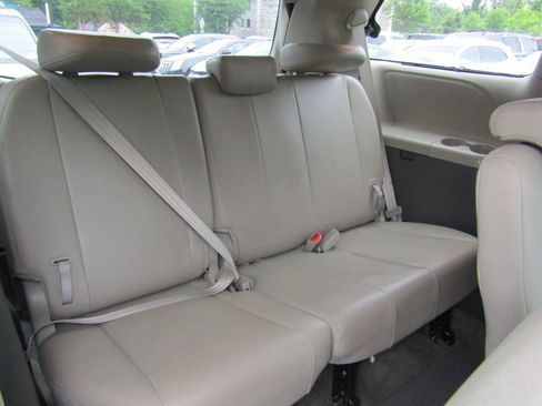Used 2013 Toyota Sienna XLE FWD image 16