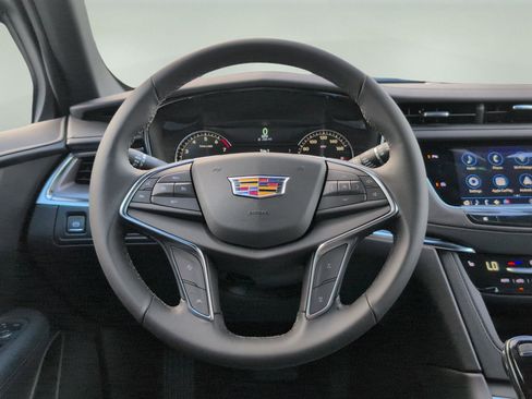 New 2025 Cadillac XT5 Luxury image 11