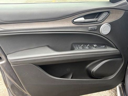 Used 2023 Alfa Romeo Stelvio Ti image 18