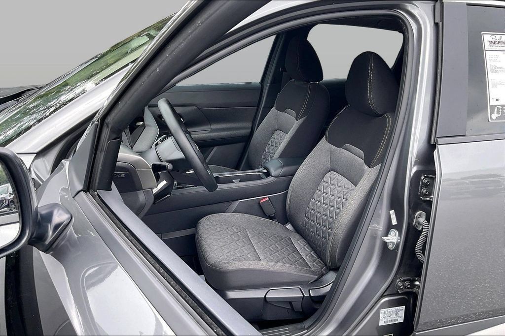 Used 2025 Nissan Kicks SV w/ SV Premium Package FWD image 25