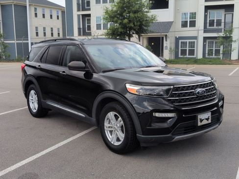 Certified 2021 Ford Explorer XLT w/ Equipment Group 202A RWD image 2