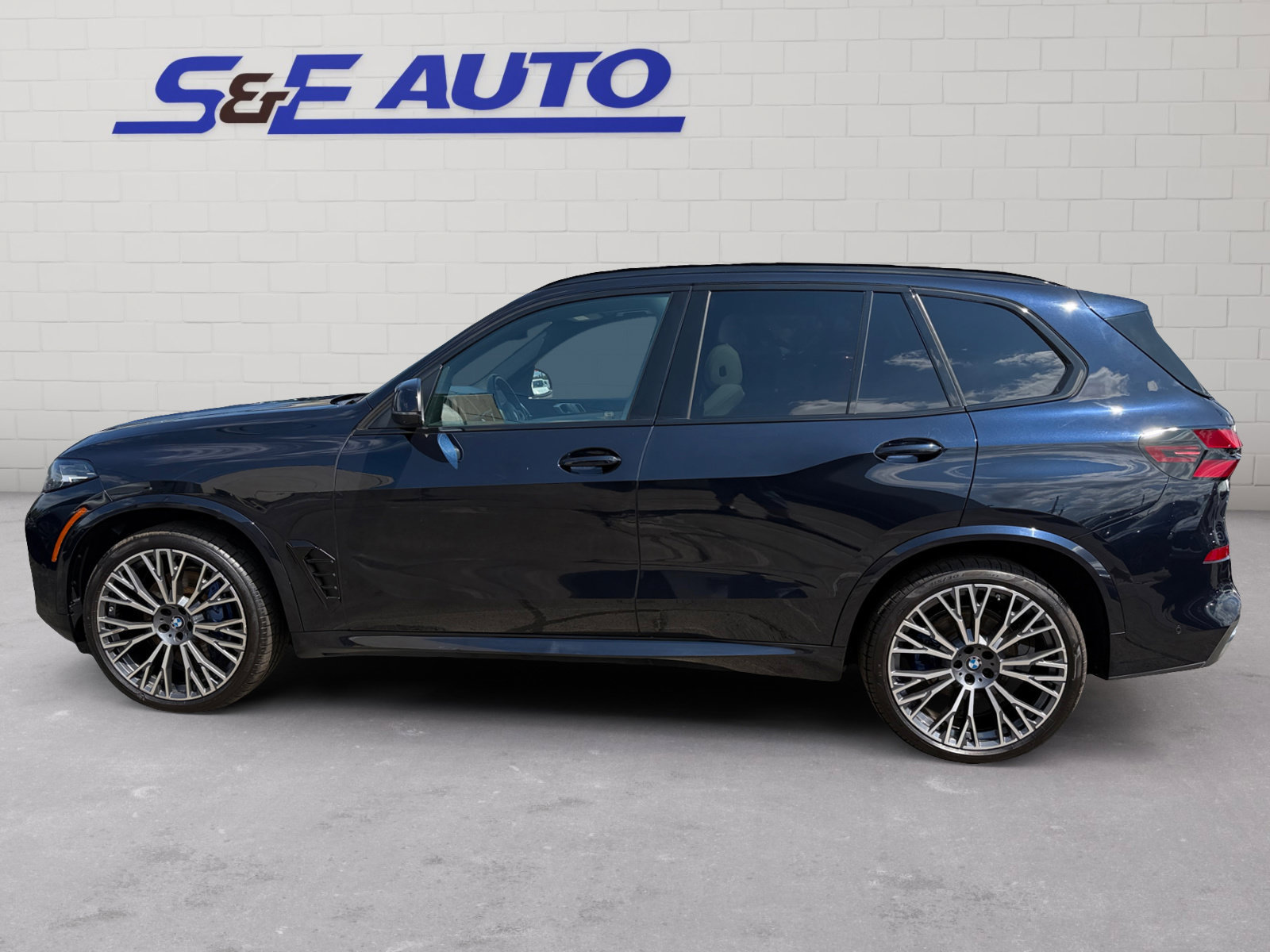 Used 2025 BMW X5 xDrive40i AWD/4WD image 2