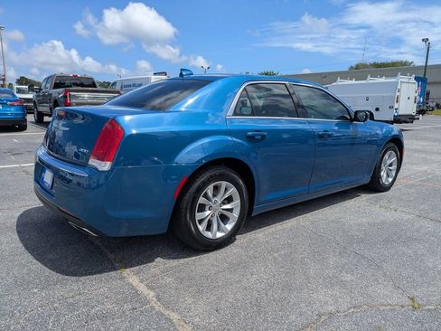 Used 2022 Chrysler 300 Touring RWD image 4