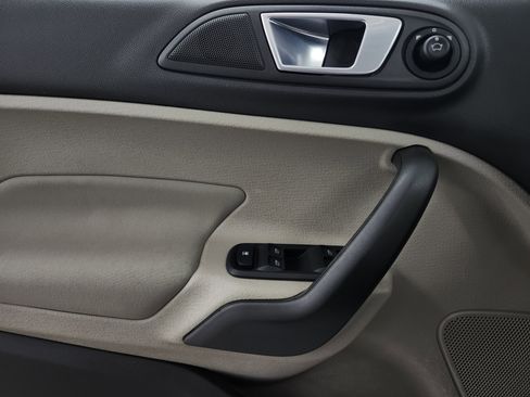 Used 2014 Ford Fiesta SE image 16