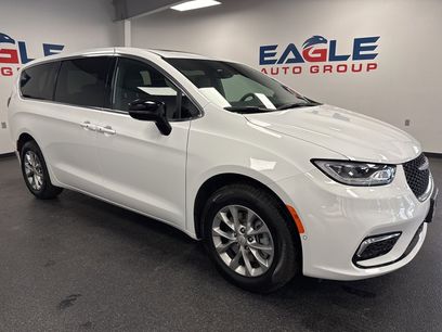 New 2026 Chrysler Pacifica Limited w/ Uconnect Theater Family Group