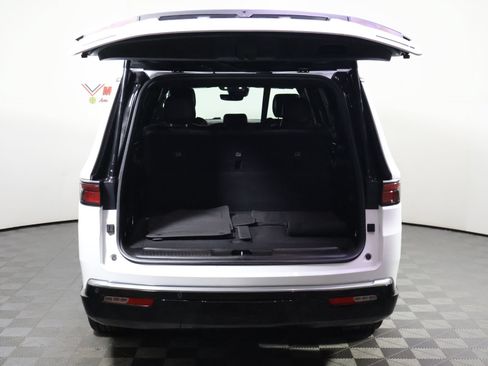 Used 2023 Jeep Wagoneer L Series II AWD/4WD image 10