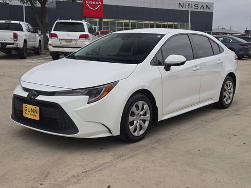 Used 2021 Toyota Corolla LE image 3