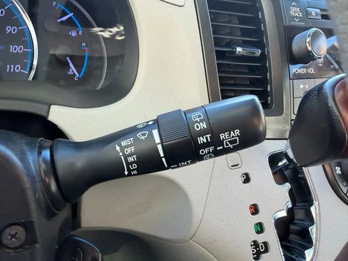 Used 2014 Toyota Sienna XLE image 15