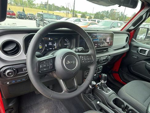 Used 2025 Jeep Wrangler Willys image 24