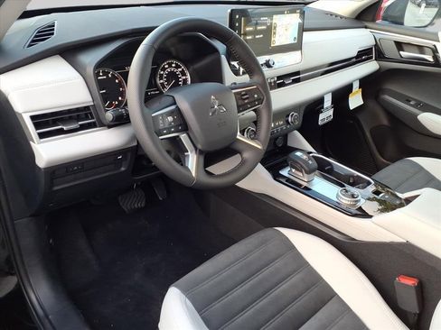 New 2025 Mitsubishi Outlander SE image 17