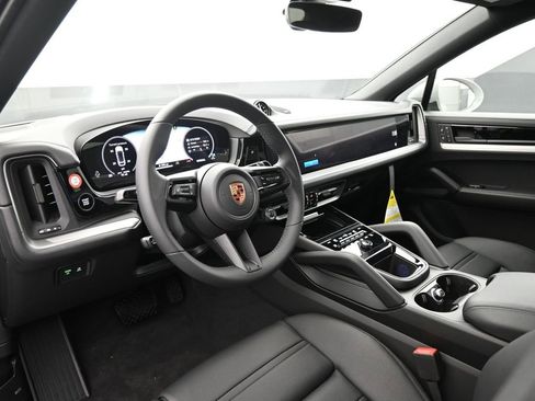 New 2025 Porsche Cayenne Coupe image 4