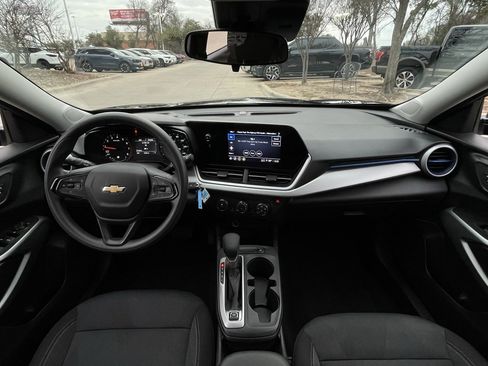 Used 2025 Chevrolet Trax LS w/ LS Convenience Package image 10